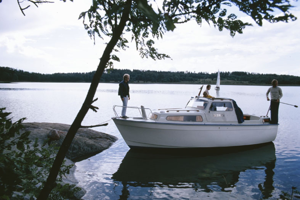 Albin 25 förtöjd i en vik. Marknadsföringsbild.