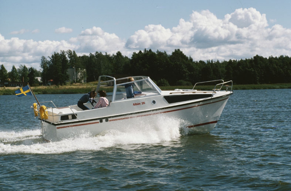 Albin 26