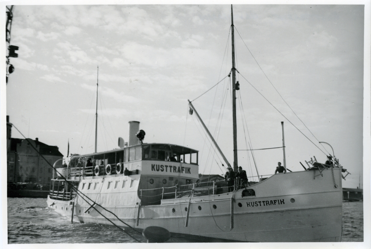 Foto i juni 1953. magasinen på Kronholmen, Härnösand, i bakgrunden.