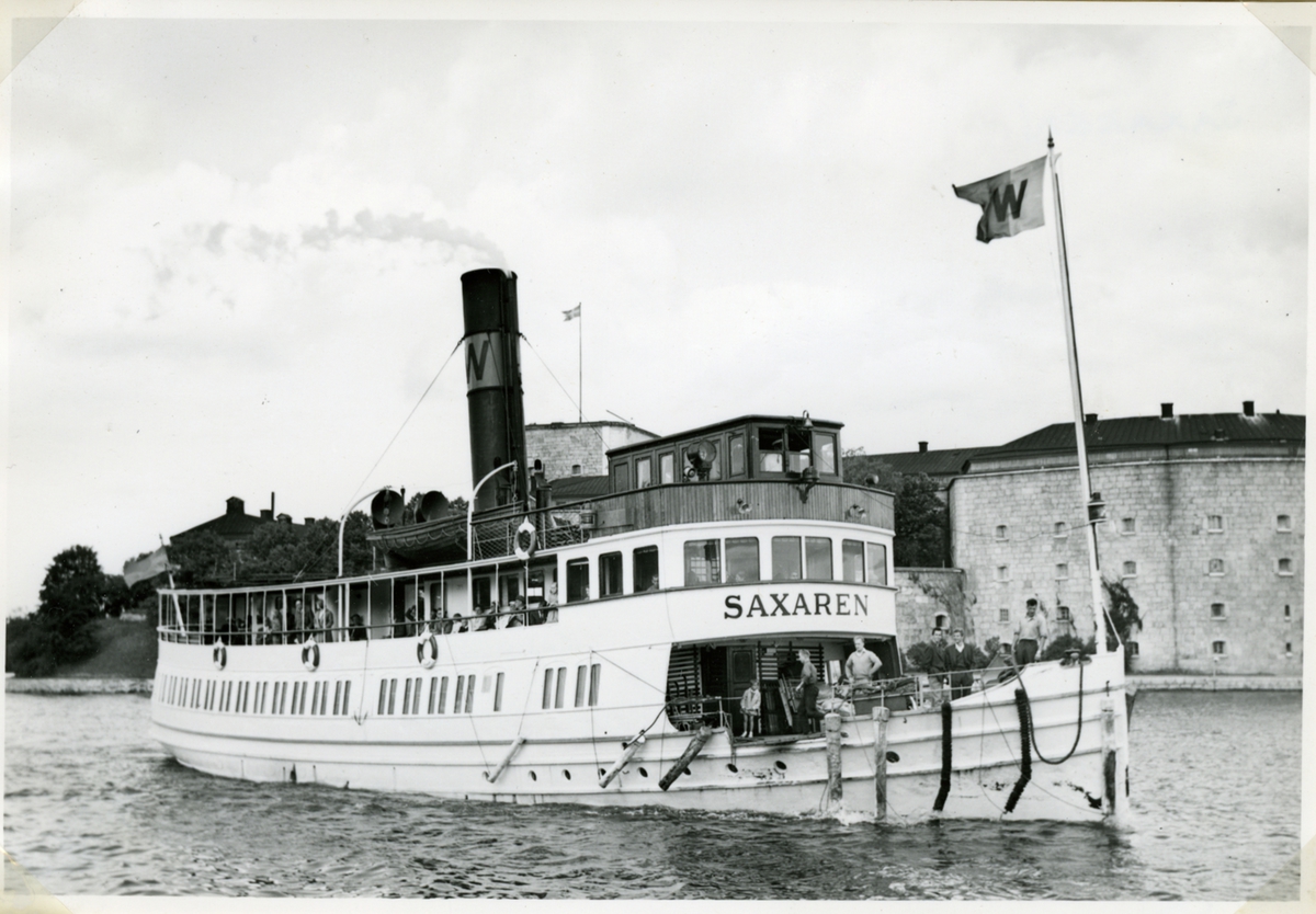 Exakt samma fotografi av J Robert Boman i CG Jacksons samling, acc 1956:1091/Fo220939 finns.
Fotodatum 12/8 1956.
Foto i Fästningssundet, Fartyget på väg angöra Vaxholm på ingående tur till Stockholm.