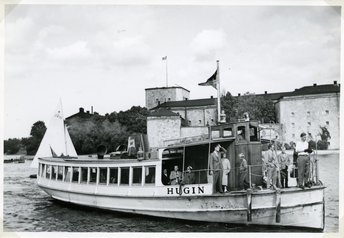 Fartyget i Fästningssundet, skall anlöpa Vaxholm 1956-08-18.
Identiskt fotografi i C, G. Jacksons samling Fo109108AB