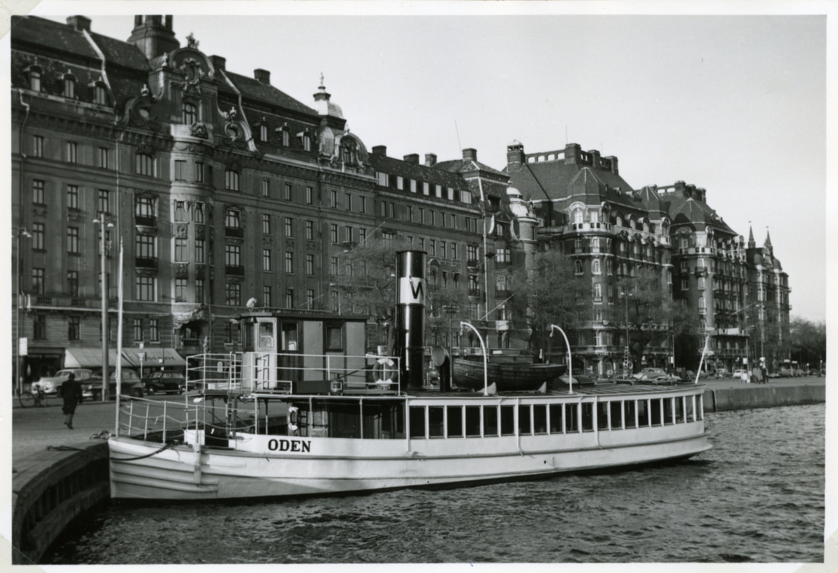 Fotodatum: 19/5 1955.
Exakt samma bild av samme fotograf finns i CG Jacksons samling, Acc 1956:1068/Fo47301(A).