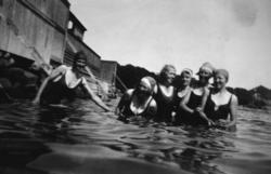 Sex badklädda kvinnor som står i vattnet, cirka 1930.