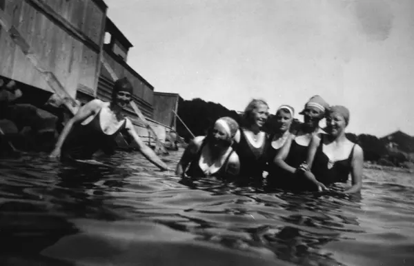 Sex badklädda kvinnor som står i vattnet, cirka 1930.