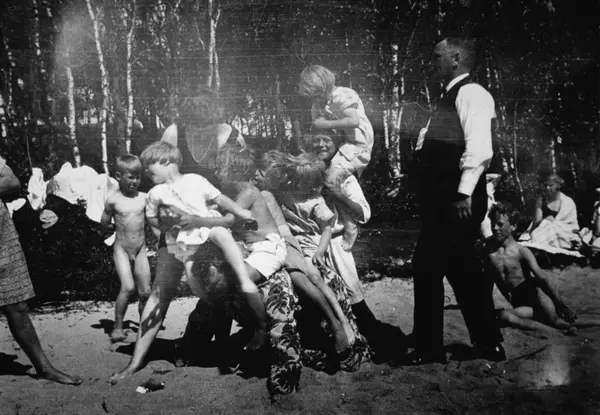 Lek och bus mellan barn vid Tulebosjön, cirka 1930. "Tulebos