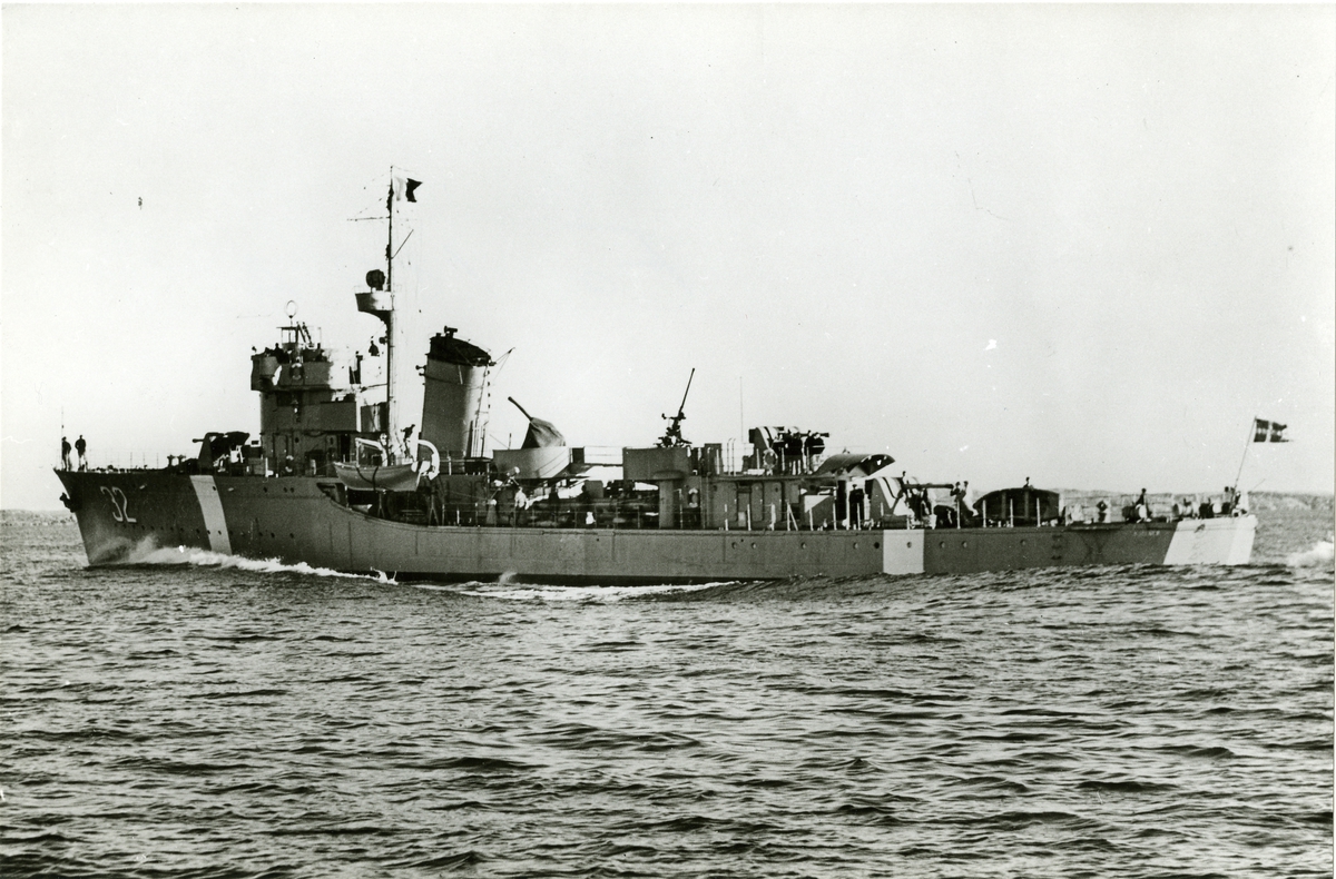 Kustjagaren MJÖLNER (32). Ombyggdes 1955 till fregatt. Torpedbåt 1947–1955.