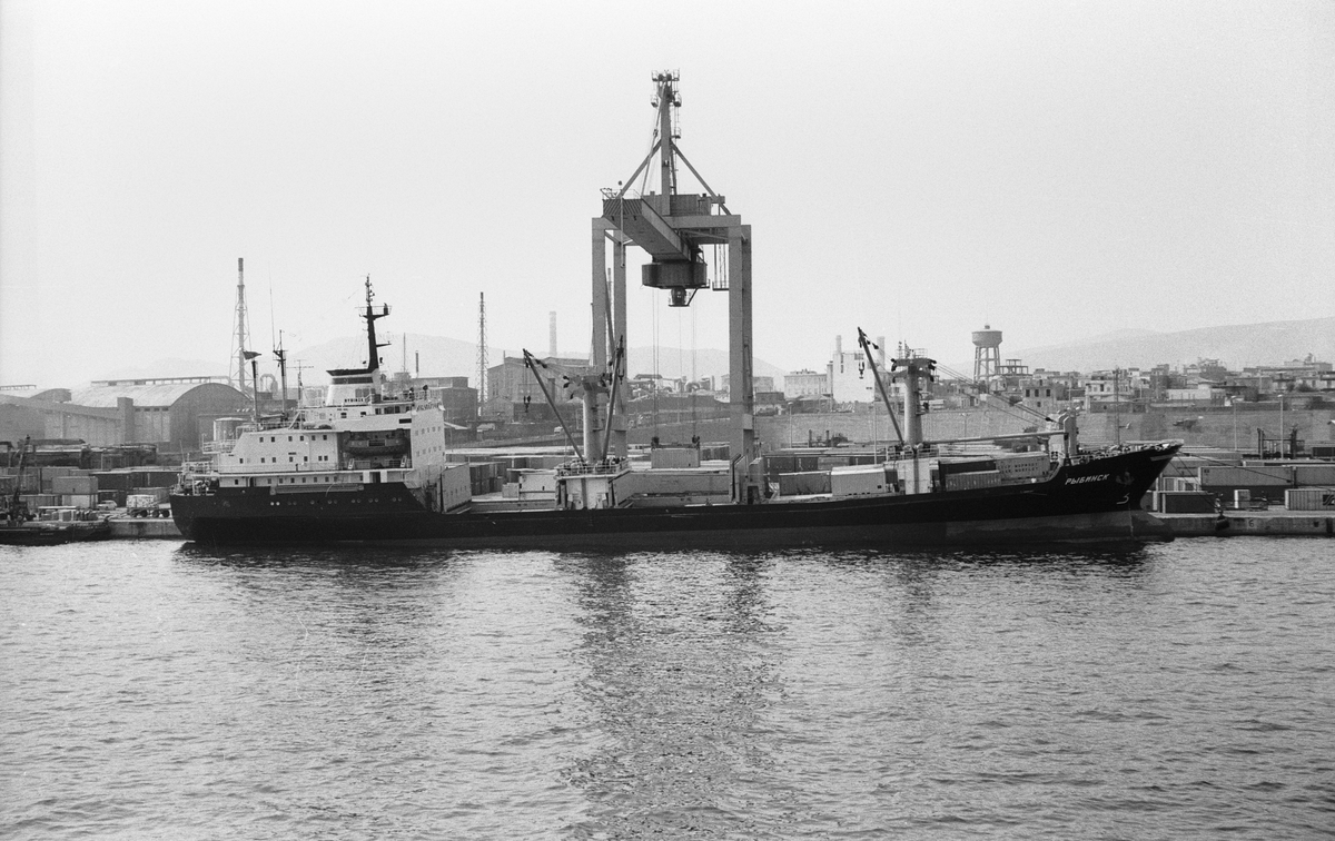 Ägare:/1976-91/: S.S.S.R. - Azov Shipping Co. Hemort: Zhdanov.