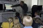 Marinarkeologisk pedagogik, maj 2008.
Jens visar resultatet av sonarmätningen.