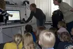 Marinarkeologisk pedagogik, maj 2008.
Jens visar resultatet av sonarmätningen.