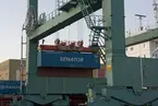 Lossning vid containerterminalen Frihamnen i Stockholm.