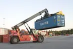 Lossning vid containerterminalen Frihamnen i Stockholm.