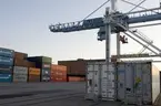 Lossning vid containerterminalen Frihamnen i Stockholm.