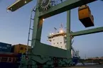 Lossning vid containerterminalen Frihamnen i Stockholm.