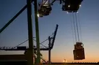 Lossning vid containerterminalen Frihamnen i Stockholm.