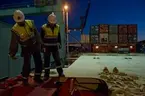 Lossning vid containerterminalen Frihamnen i Stockholm.