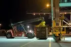 Lossning vid containerterminalen Frihamnen i Stockholm.