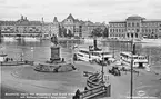 Stockholm. Utsikt från Skeppsbron med Grand Hotel och Nationalmuseum i bakgrunden.
Förlag Nordisk Konst Stockholm. Äkta fotografi.