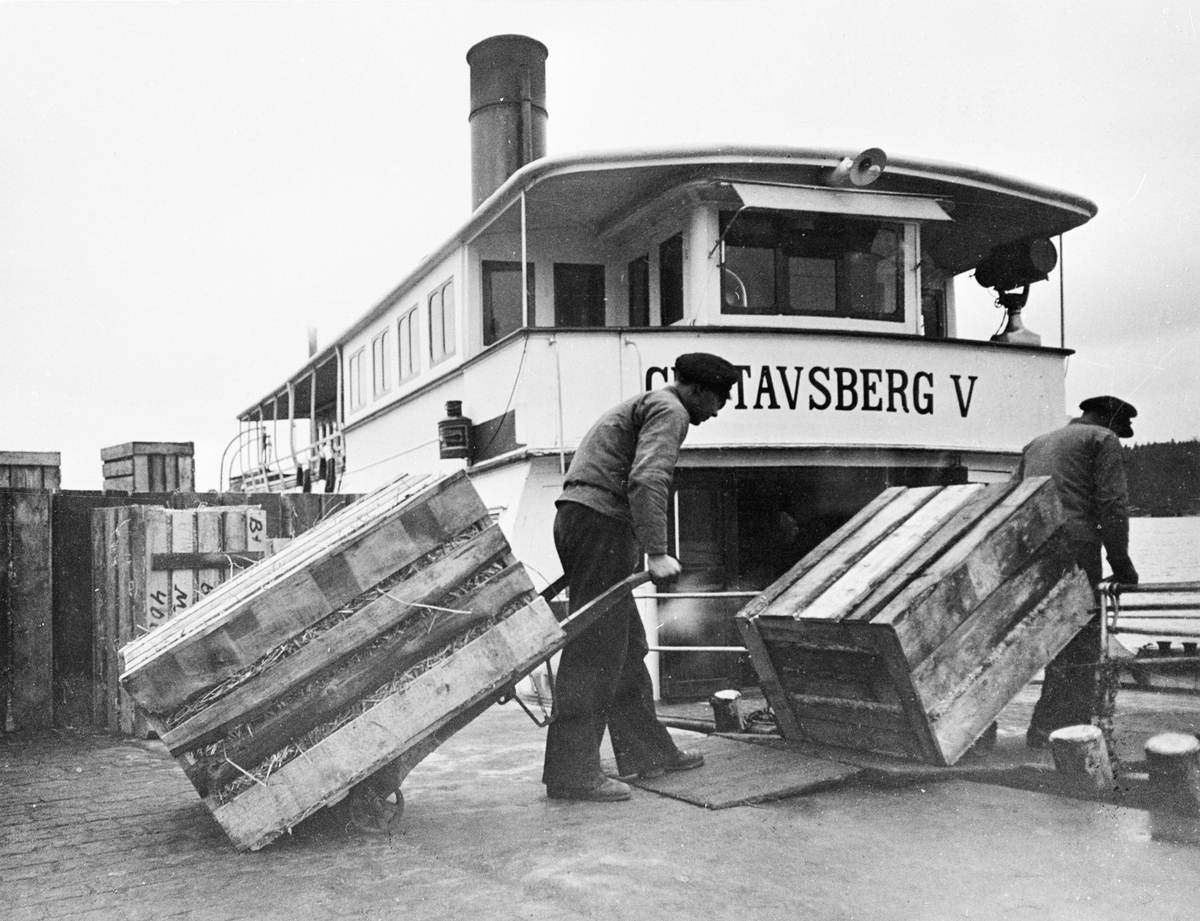 Lastning av porslin i lådor i Gustavsberg