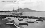 Napoli - Il Vesuvio de Santa Lucia.

Den avbildade ånglustyachten i fotografiet kan vara fartyget Sheelah som ägdes av Ethel Beatty, amiral David Beattys hustru.