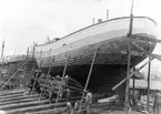 Fiskebåt för Ryssland under byggnad 1950. Bordläggningen klar. Babords sida och akterskeppet