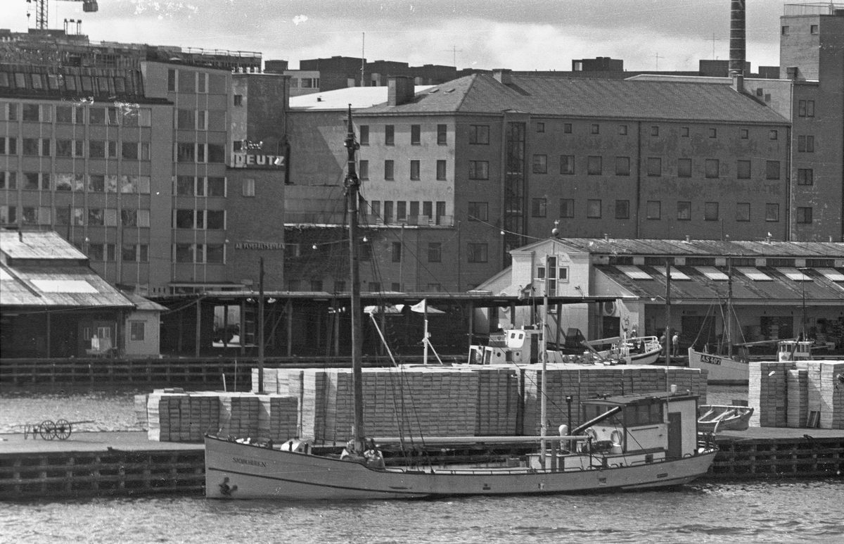 Ägare:/1967-70/: Rederi AB Sjöhästen. Hemort: Göteborg.
