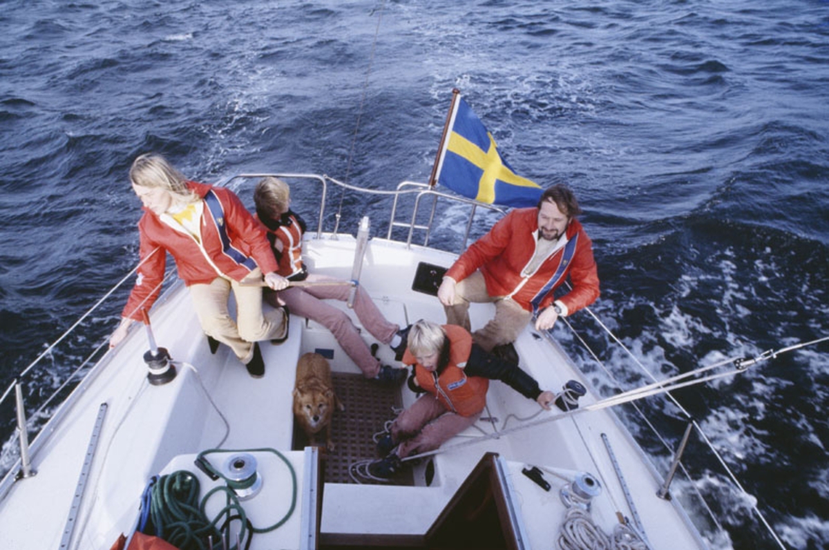 Familj i sittbrunnen på Albin 78 Cirrus.