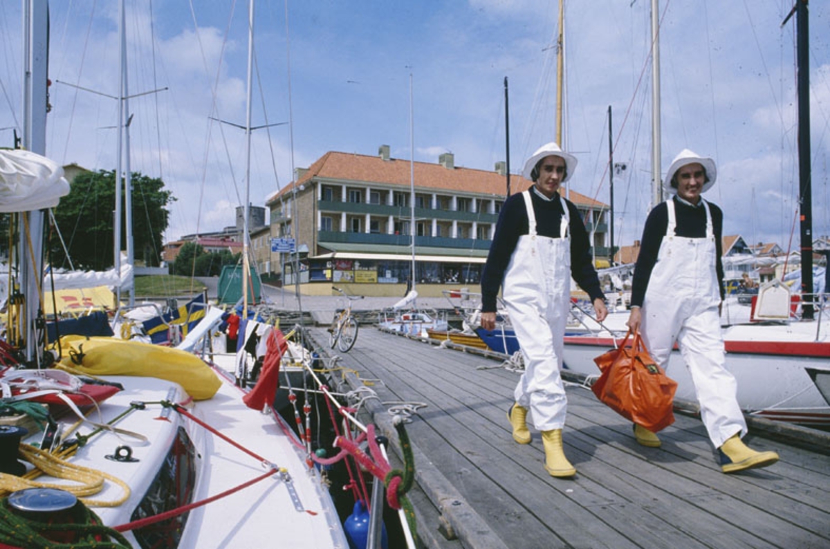 Brygga i Marstrands hamn. I förgrund däcket på en Albin 78 Cirrus.