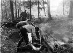 Det ena bordet spännes ut. Gåva av Institutet för folklivsforskning 1953. tryckt i Folk-Liv 1947