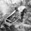 Det andra bordet spännes ut. på bilden syns tydligt ställningen på de olika långa stöttorna, vilka spänner ut bordet. Gåva av Institutet för folklivsforskning 1953. tryckt i Folk-Liv 1947