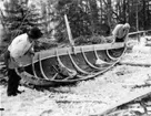 Äspingens sjövärde ökas med lösbord, som fästes i skrovet med båtspik.  Gåva av Institutet för folklivsforskning 1953. tryckt i Folk-Liv 1947