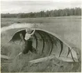 Äspingen är så lätt, att t.o.m ett barn kan lyfta den. Gåva av Institutet för folklivsforskning 1953. Tryckt i Folk-Liv 1947