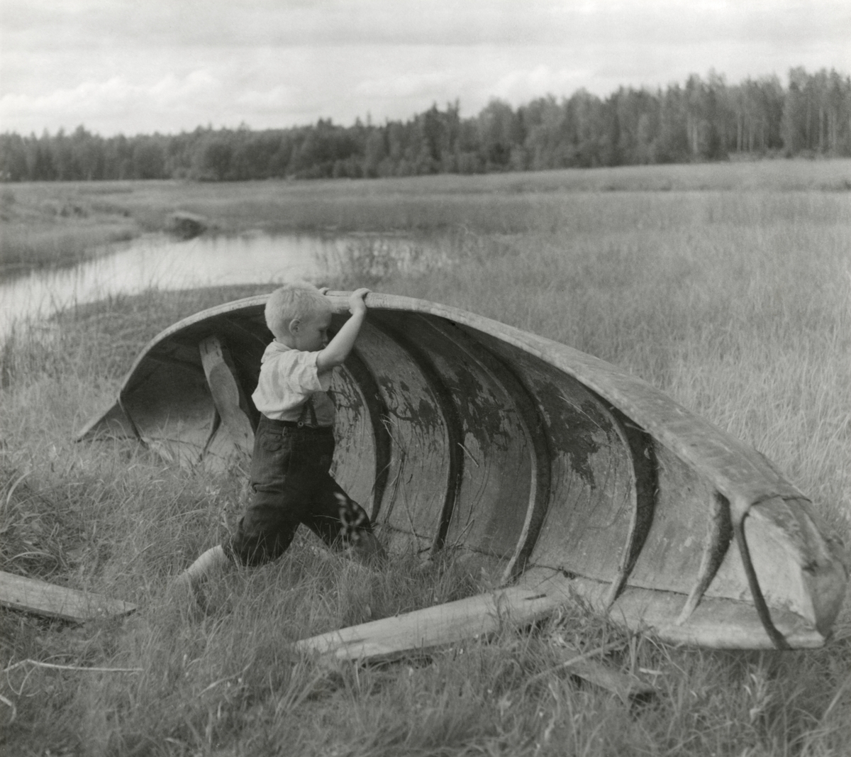 Äspingen är så lätt, att t.o.m ett barn kan lyfta den. Gåva av Institutet för folklivsforskning 1953. Tryckt i Folk-Liv 1947