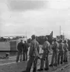 Militärpatrull på kajen möter postbåten vid dess ankomst.. Fil lic Gunnar Jonssons undersökningsresa till Gotland 1940.
