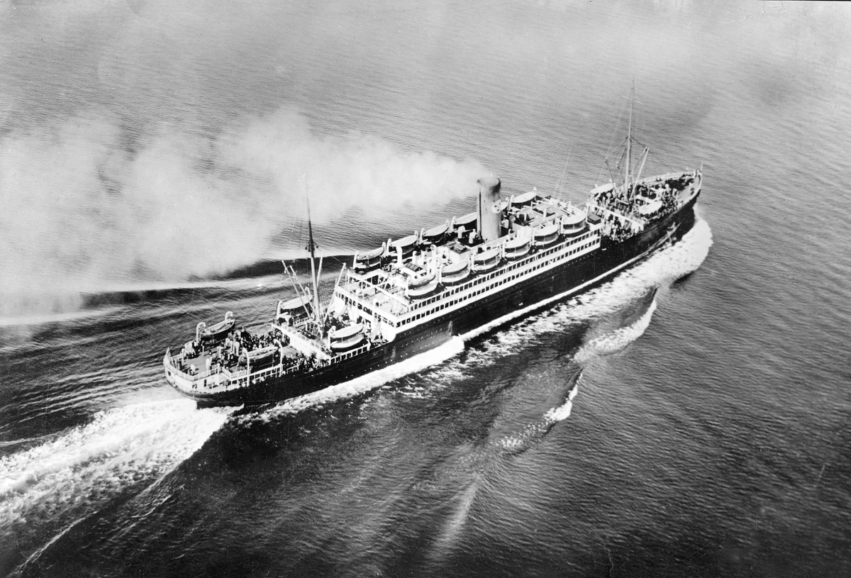 Flygfoto över S/S DROTTNINGHOLM.