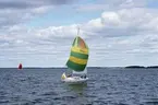 IF-båt med hissad spinnaker.