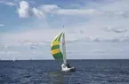 IF-båt med hissad spinnaker.