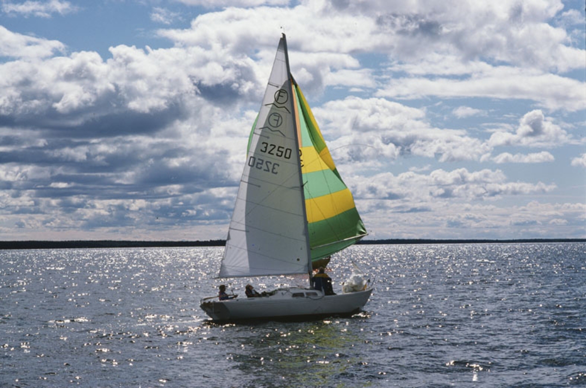 IF-båt med hissad spinnaker.