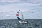 IF-båt med hissad spinnaker.