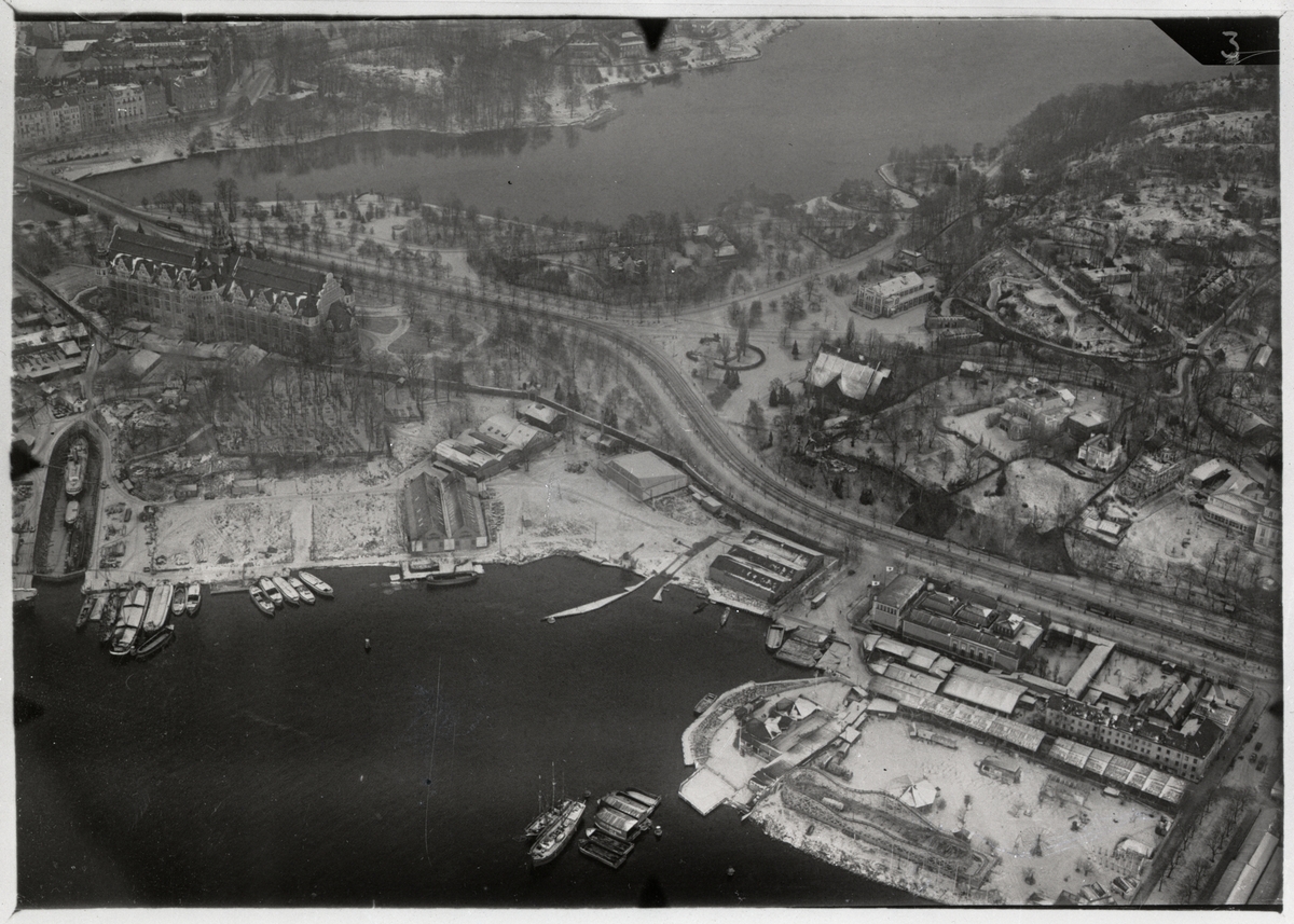 [från fotobeskrivningen:] "Flygfoto Einar Christell 1924: Marinensflygverkstäder, Galärvarvet"
[under Förutvarande ägare:] "Fotografen 1969" [under Fotograf:] "Christell, Einar Stockholm 1924"