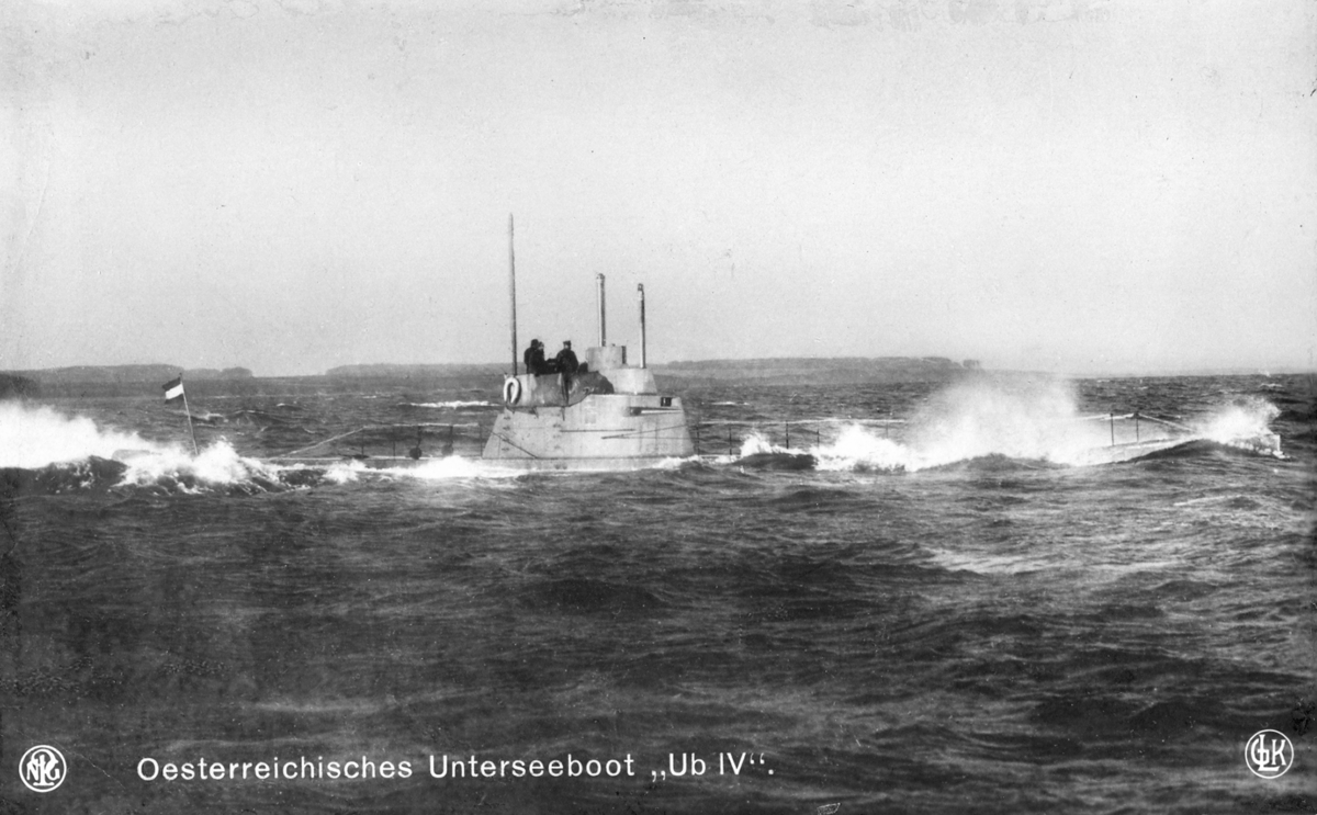 [framsidan, förlagssignatur n v hörn:] "NPG" [Neue Photographische Gesellschaft, tyskt förlag specialiserat på vykort och stereoskopier]
[mitten n kant:] "Oesterreichisches Unterseeboot 'Ub IV'" [sic]
[signatur n h hörn:] "GLK"