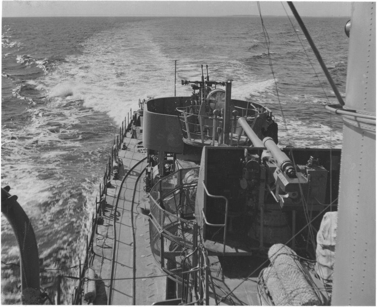 Minsveparen VEN (66) under en provtur. I bild syns akterdäck med aktra 105 mm kanonen samt 25 mm luftvärnsautomatkanoner.
