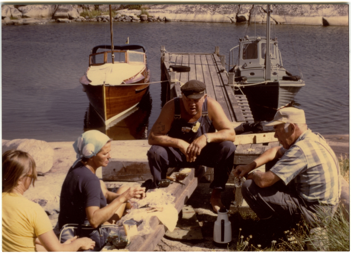 Från Svenska högarna, exakt tidpunkt oviss men antyds av Kodaks stämpel. Enligt anteckning förvarad i samlingen är mannen i mitten Arne Sundin, svensk mästare i tungviktsboxning 1947, kallad Röde Orm. T h Svante Wallentin. Kvinnorna omtalas inte i anteckningen.