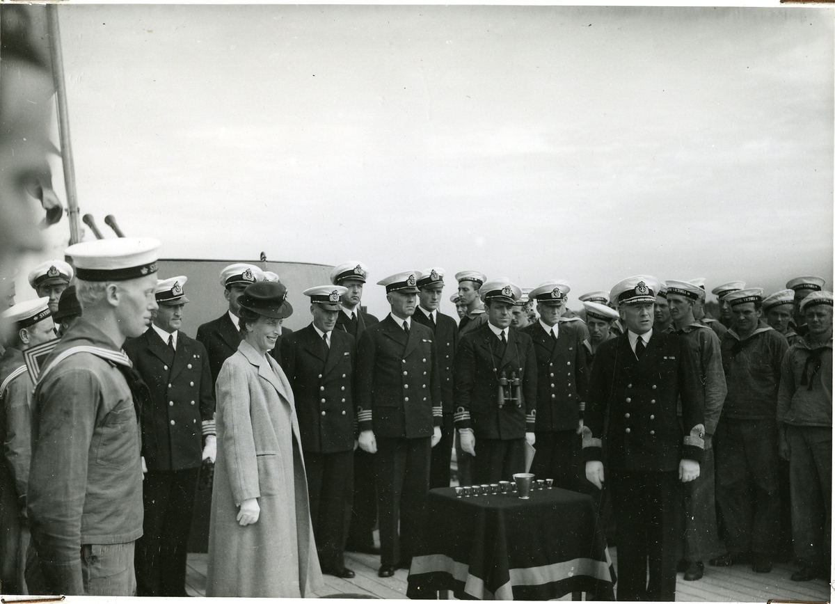 Kronprinsessan (Louise Mountbatten) besöker Kustflottan. Amiral Ekstrand, CKF, talar.