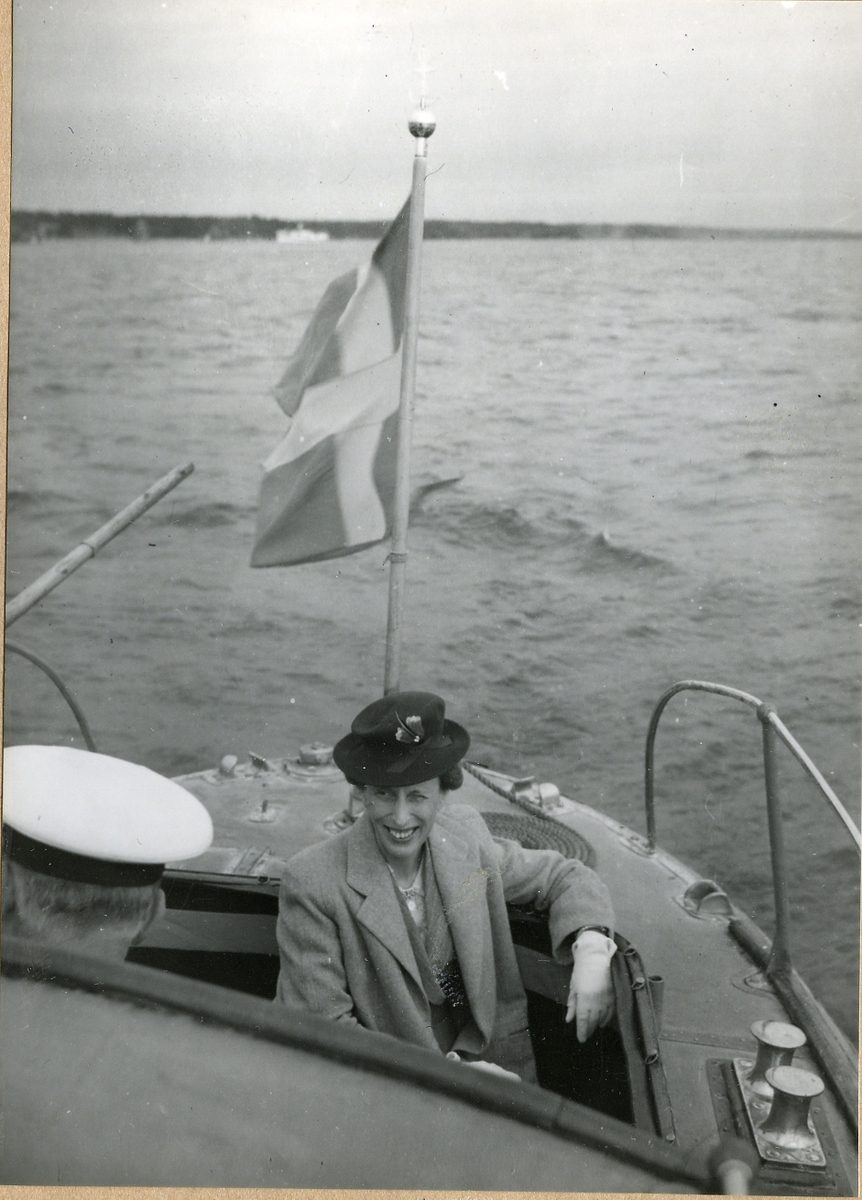 Kronprinsessan (Louise) närvarar vid pokalutdelning ombord på Sverige-skepp.