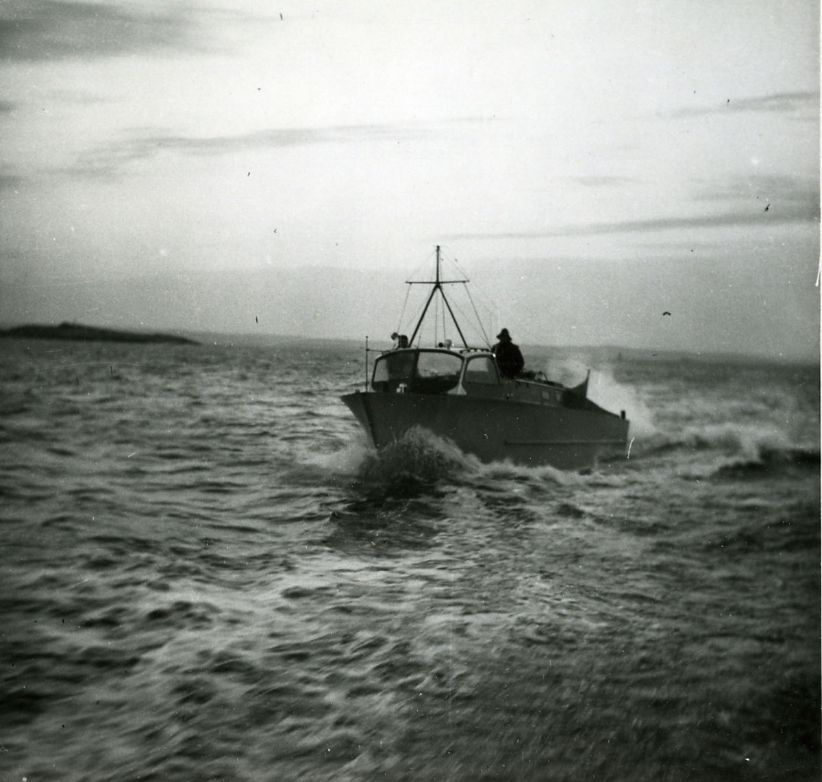 Motorbåt under gång i skärgården.