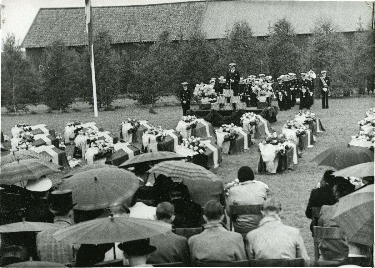 Göteborg 4 aug. 1943.
Ulvenmännens jordfästning.
Bild från jordfästningen, i förgrunden bida de närmast sörjande.