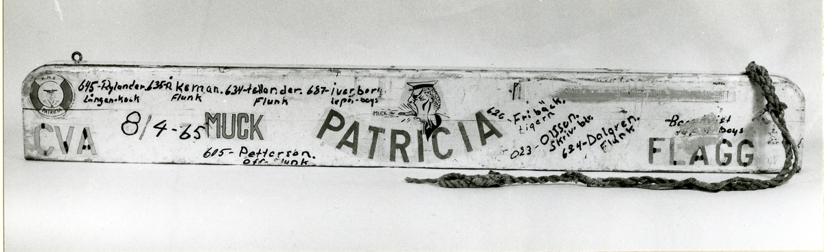 Muckarkam. Vitmålat trä, längd 140 cm. Prydd med teckningar: CVA 8/4 -65, Muck Patricia, Vpl nummer och namn.