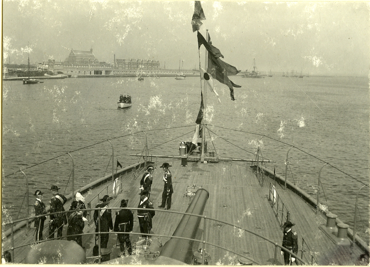 Kusteskadern 11/8 - 1/10 1898. H:e bef. viceam. F.W.von Otter, Flaggkapt. KKl. C.A.M.Hjulhammar, Chef KKl. J.W.L. Sidner, Sekond Kapt A.Ekström.
1:a Division vid besöket i Köpenhamn 14 - 18/8. Viceamiral von Otter i samtal, närmast till höger invid kanonröret KKl. Sidner, längst till vänster KKl. Hjulhammar.