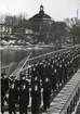 Parad över Skeppsholmsbron våren 1942 med  Skeppsholmskyran i bakgrunden.