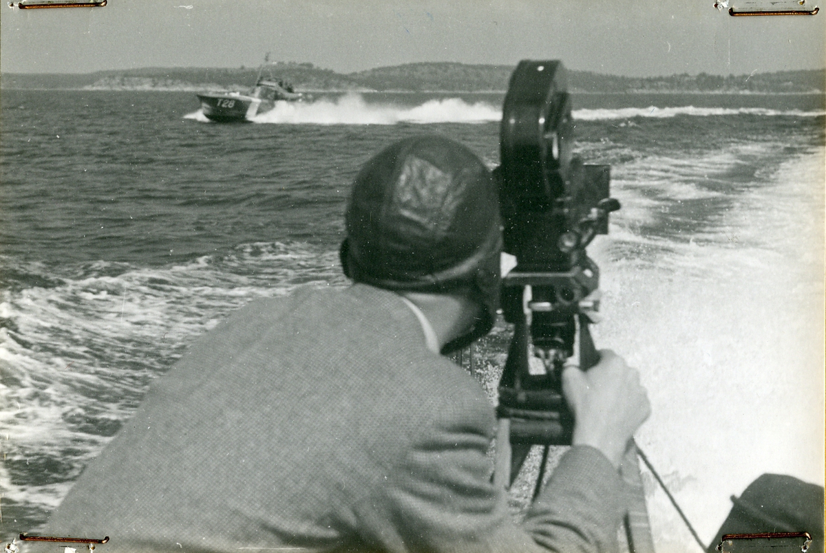 Filmfotograf på besök ombord. I bakgrunden motortorpedbåten T28.